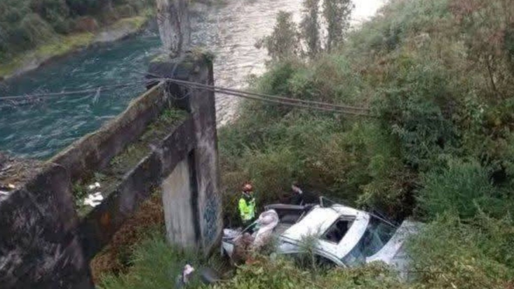 UNA CAMIONETA CHOCÓ EN EL PASO HUA HUM Y UNA MENOR MURIÓ EN EL ACTO