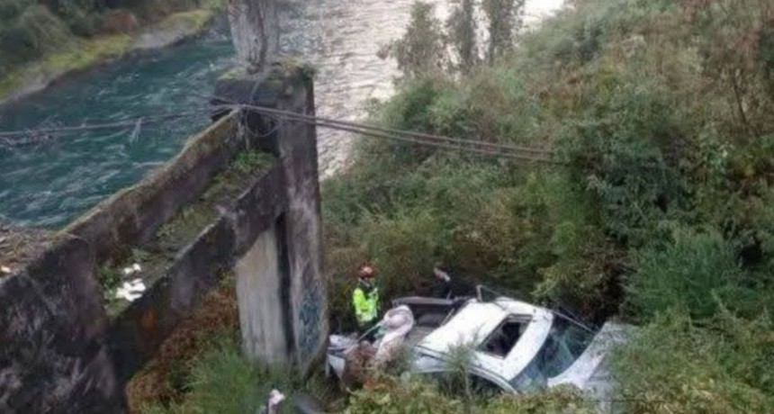 UNA CAMIONETA CHOCÓ EN EL PASO HUA HUM Y UNA MENOR MURIÓ EN EL ACTO